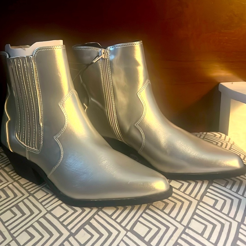 Silver cowgirl boots !